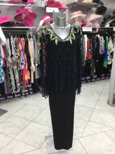 tunique croisillons perlée sur résille noire : 375 € : robe longue jersey noir du 38 au 56 : 239 