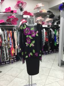 Tunique  brodée mains , anis fushia et rose poudré , 349 € et 389 € : robe du 38 au 56 jersey noir : 189 €
