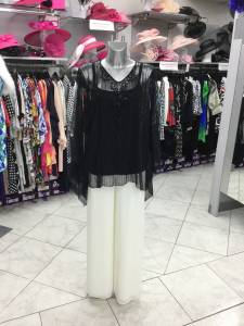 haut habillé tunique  noire perlée  : 295 € sur pantalon mousseline écru , taille élastique du 36 au 52 : 275 €
