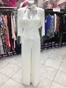 bolero en resille perles et dentelles et top assorti sur pantalon blanc à marseille