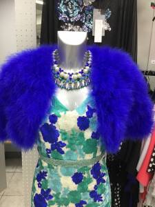 boléro en plume de cygne bleu royal avec sa robe bleu et verte assortie à marseille