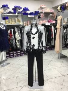 tunique élégante blanche et dentelle noire à Marseille paca