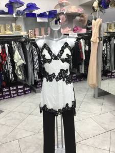 tunique blanche avec dentelle noire près d'aix en provence paca