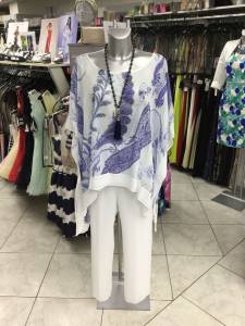 tunique élégante blanche et motifs bleu lavande à marseille paca