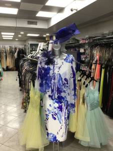robe de ceremonie grande taille dégradé de bleue sur fond blanc : 389 €