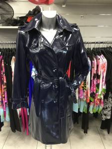 Ciré bleu marine du 36 au 52 : capuche amovible : 239 €