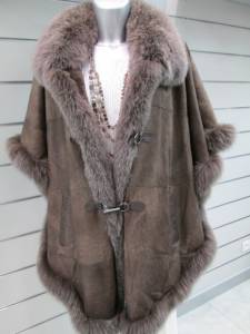 cape-pancho fourrure et renard : 1489 € du 38 au 52