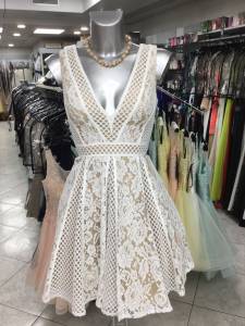 robe chic courte , pour mariage , dentelle ivoire sur fond nude , collection forever unique pour lm gerard