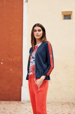 Betty Barclay tenue rouge et bleu
