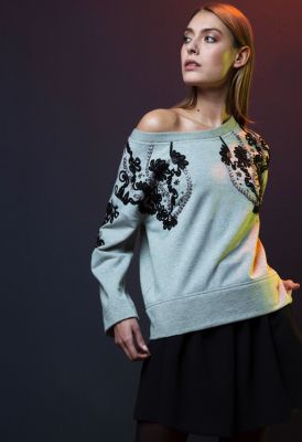 pull gris grand col bleu blanc rouge