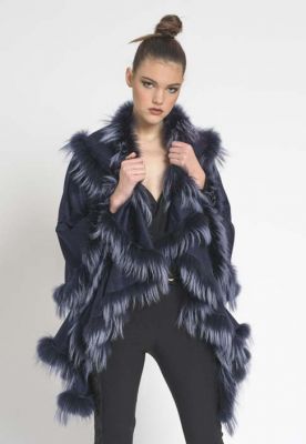cape en fourrure bleu