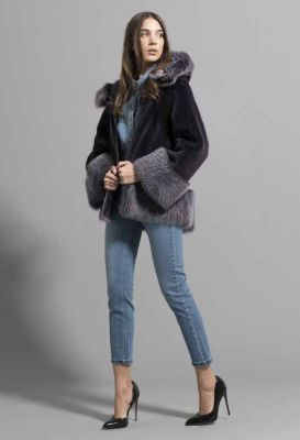manteau noir capuche et poignets fourrure