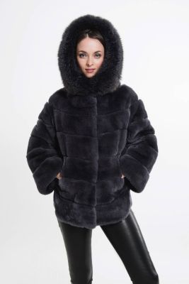 manteau noir à capuche en fourrure