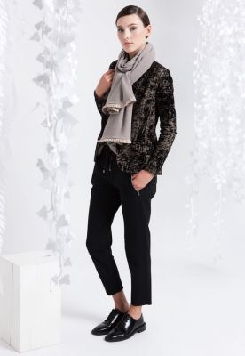 veste motif et pantalon noir indies