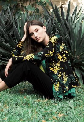 Indies veste verte et fleurs jaunes