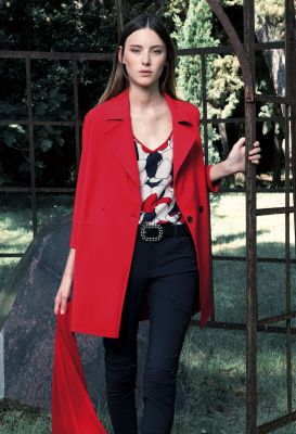 Indies veste rouge et pantalon noir