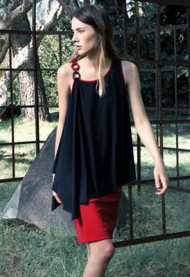Indies tunique noire et jupe rouge