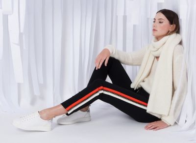 Pantalon noir bande rouge cassis