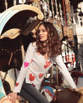 pull écru avec coeur rose