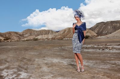 robe courte ceremonie blanche à motif bleu