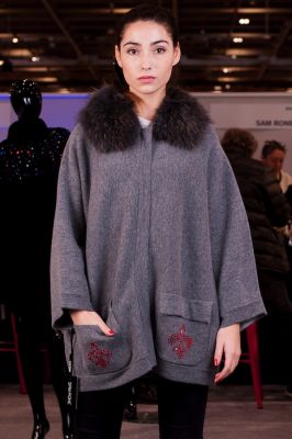 Sam Rone manteau gris grand col fourrure