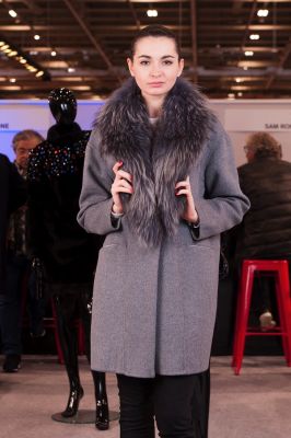 Sam Rone manteau gris grand col fourrure