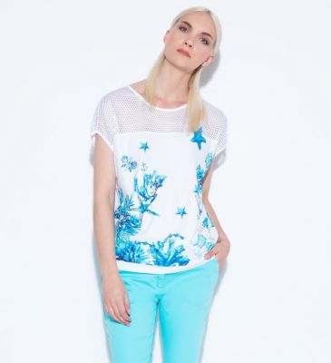 t-shirt blanc et bleu