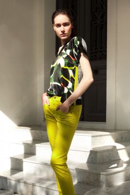 t-shirt couleur noir et jaune