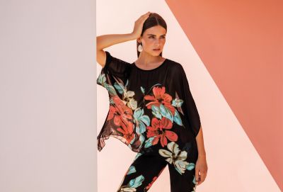 tunique noir et fleur rouge